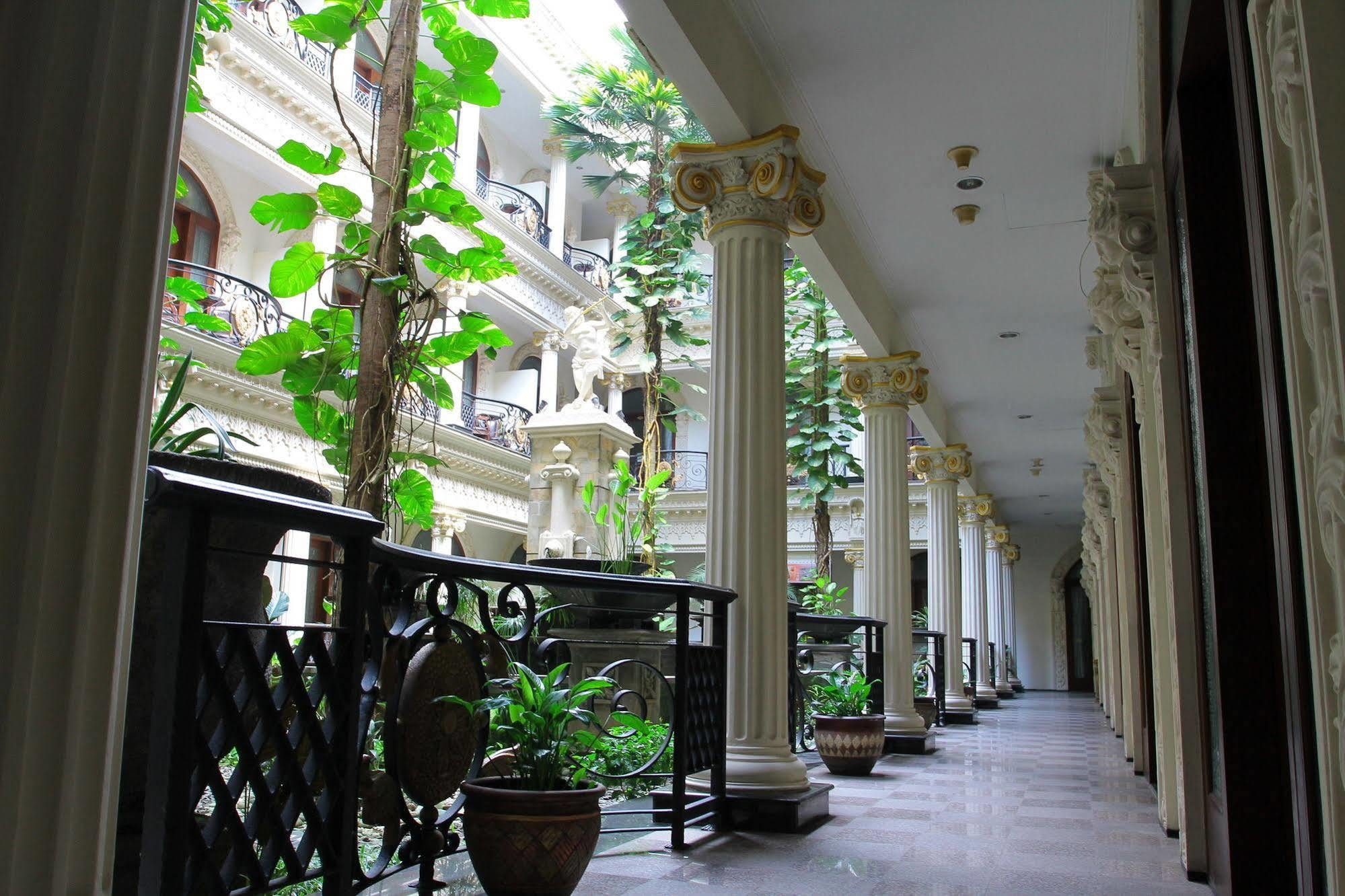 The Grand Palace Hotel Malang Exteriér fotografie